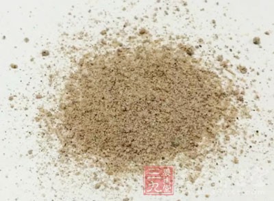 將作法1的蓮藕片與姜絲、辣椒絲、檸檬汁、糖、醋、鹽一起拌勻