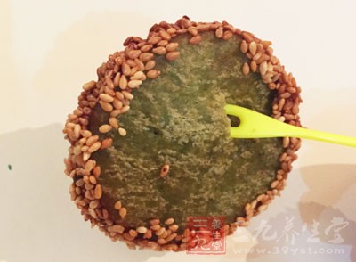 平底鍋倒入適量油，待油稍微熱後放入做好的紫薯餅