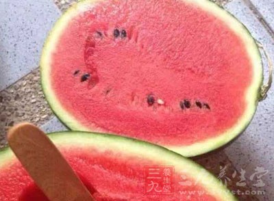 接著將西瓜切成想要的形狀，建議方形或長條形，厚度約3公分為佳