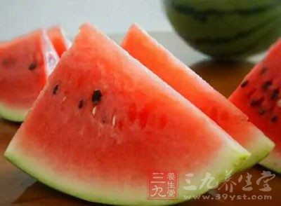 西瓜不僅僅吃其中的西瓜肉，西瓜皮也是可以吃的
