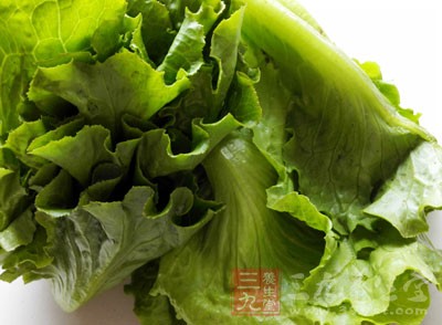 最後覆上水牛司，生菜，刨上橙皮，淋上黑醋醬就可以開心享用