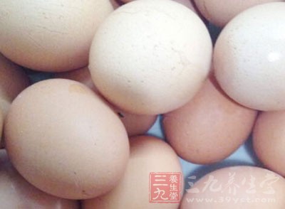 黃花菜洗淨去根;雞蛋炒熟備用