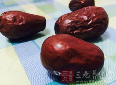 原料：紅棗4個，枸杞100g，牛筋150g