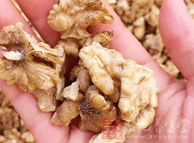 接著放入白菜翻炒一下, 最後調入鹽和雞精，即可