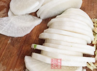 白蘿卜去皮切好後，倒進肉湯裡