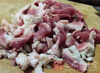 肉絲，青椒，紅椒一個，海帶絲，熟的蒸面，香菜，蔥，姜，蒜，花椒，料酒，醬油