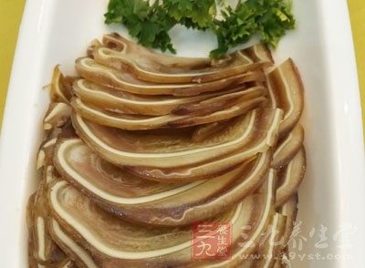 撈出豬耳朵,瀝干放涼 撈出豬耳朵,瀝干放涼