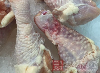 雞腿1只、熟花生碎、熟白芝麻、蔥、姜、料酒、生抽、醋、糖、鹽、紅油