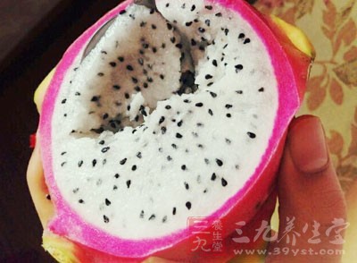 面包機容器內裝好做面包的葉片，將材料依序放入(火龍果果肉切小塊即可)，酵母粉投入專用糟