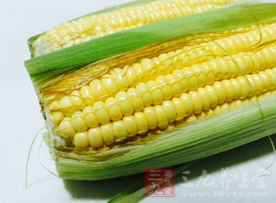 玉米塗上1層醬料 , 烤盤底部放1層鋁箔紙,再擺上玉米進烤箱