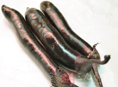 手撕茄子這道菜主要就是茄子,而且制作方法非常簡單 手撕茄子這道菜主要就是茄子,而且制作方法非常簡單