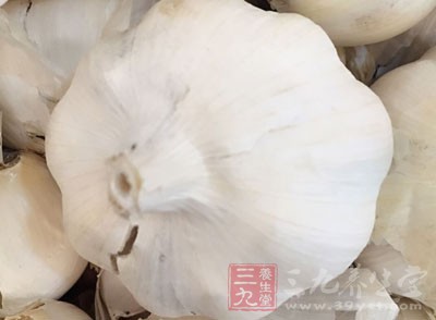 茄子2個,蒜頭3瓣,蔥花適量,紅辣椒粒一點點,生抽,鹽,白糖,雞精 茄子2個,蒜頭3瓣,蔥花適量,紅辣椒粒一點點,生抽,鹽,白糖,雞精