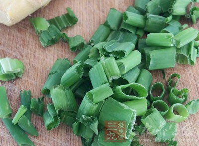 吃的時候,將紅綠辣椒、香蔥末撒在茄條上,然後再淋上碗汁即可上桌 吃的時候,將紅綠辣椒、香蔥末撒在茄條上,然後再淋上碗汁即可上桌