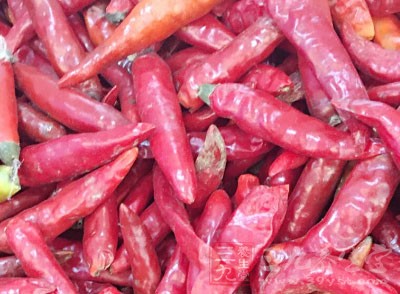 撒上用涼開水泡過的蔥花和紅辣椒粒 撒上用涼開水泡過的蔥花和紅辣椒粒