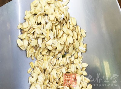 材料：燕麥30g、榛果3顆、荔枝5顆