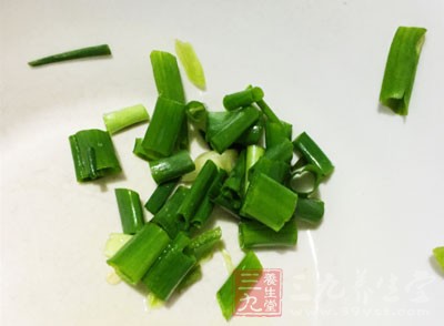 勾個薄芡，撒蔥花，即出鍋