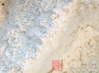 在放一些面粉和一些水,把他們攪拌成糊狀,稠稀適中 在放一些面粉和一些水,把他們攪拌成糊狀,稠稀適中