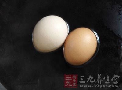 把熟蛋黃碾碎，放入花瓣中作點綴