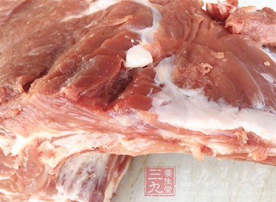 將排骨放入醃料抓勻醃漬30分鐘備用 將排骨放入醃料抓勻醃漬30分鐘備用