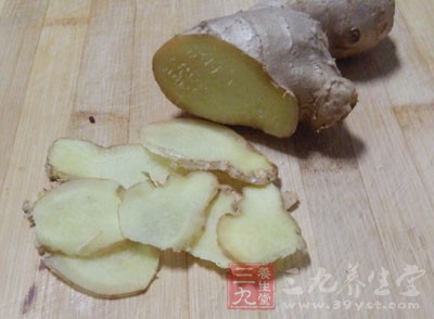 白蝦20只、干荷葉一片、姜片適量、蒜末少量、蔥少量、胡椒粉酌量、米酒酌量 白蝦20只、干荷葉一片、姜片適量、蒜末少量、蔥少量、胡椒粉酌量、米酒酌量