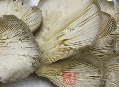 取莴苣300克，平菇200克，胡蘿卜50克，生抽、黃酒、食鹽、白糖、色拉油適量