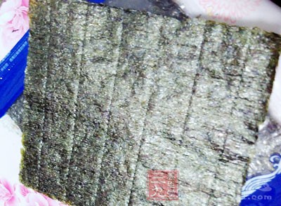 然後再把海苔鋪上,最後撒上蔥花 然後再把海苔鋪上,最後撒上蔥花