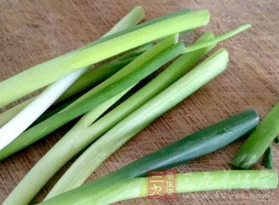 豆腐1/2盒、蔥少許、柴魚片少許、醬油(依個人口味調配)1大匙、黑麻油1大匙 豆腐1/2盒、蔥少許、柴魚片少許、醬油(依個人口味調配)1大匙、黑麻油1大匙