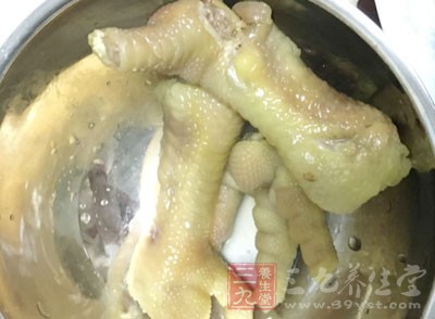撈出的雞爪迅速投入冷水中浸泡