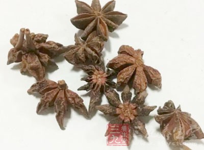 八角，桂皮，少許糖，少許白酒放入泡菜壇子即可