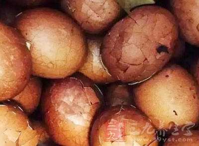 米面50克，熟排骨3-5塊，熟鹹菜適量，蔥花適量。熟茶葉蛋一只