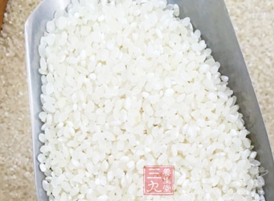 煮粥時，開水下米或滴幾滴油可以防止米粘鍋