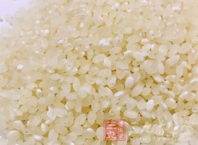 地瓜2細根，大米適量，水適量，食用油幾滴
