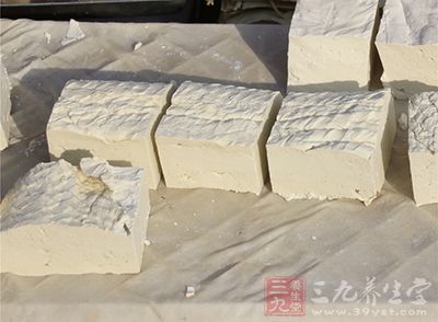 將豆腐放在煮沸的水中燙一次，切丁