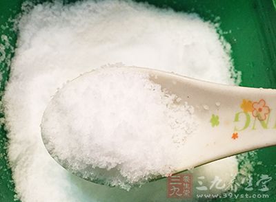 煮沸之後，加入適量的鹽、糖