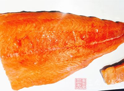 將魚肉、洋蔥切碎
