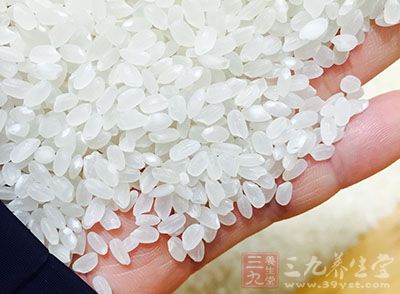 大米100克，紅棗、花生衣各適量