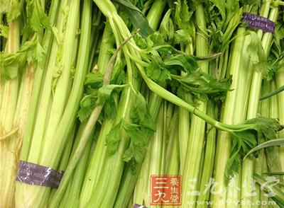 生長在水裡的芹菜會比旱芹中的白芹、青芹都要柔嫩