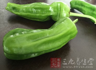 用一保鮮盒,把腌過的黃瓜條,青椒,姜條放入 用一保鮮盒,把腌過的黃瓜條,青椒,姜條放入