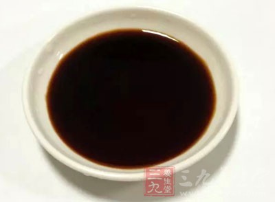 如腌少量黃瓜,可利用玻璃或陶瓷小罐,放適量醬油 如腌少量黃瓜,可利用玻璃或陶瓷小罐,放適量醬油