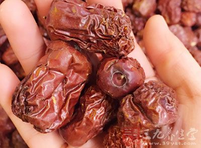 老姜50克，紅棗15粒，干草5片，金針菜15根，白糖適量