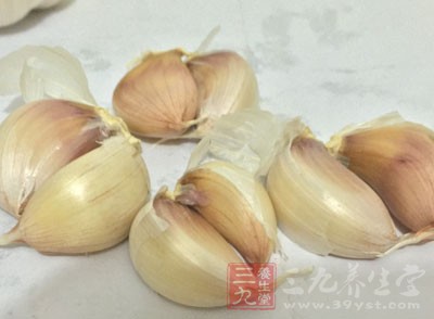 爆香蒜末,加入肉末泥用筷子滑散,加入辣椒圈和炒好的豆角 爆香蒜末,加入肉末泥用筷子滑散,加入辣椒圈和炒好的豆角
