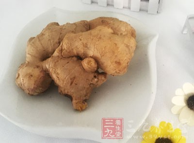 同時把鳝魚段,大蒜、姜、醬油、胡椒粉下鍋,用中火慢燒約10分鐘 同時把鳝魚段,大蒜、姜、醬油、胡椒粉下鍋,用中火慢燒約10分鐘