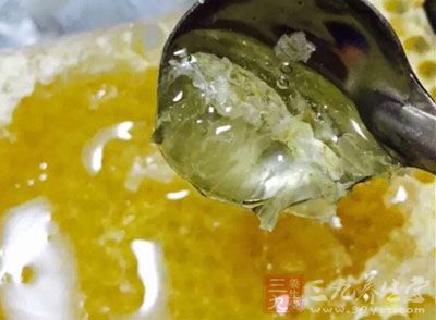 原料:龜苓膏1盒,全脂牛奶1袋,糖、桂花半勺,蜂蜜半勺 原料:龜苓膏1盒,全脂牛奶1袋,糖、桂花半勺,蜂蜜半勺