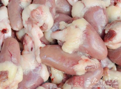 原料:雞翅4只,雞心10個,蓮子2把 原料:雞翅4只,雞心10個,蓮子2把