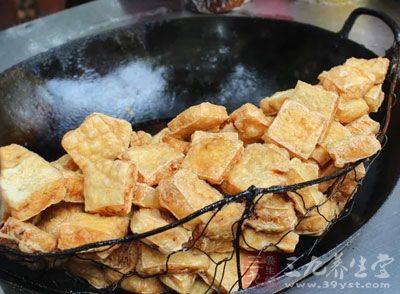 將作法1臭豆腐放入約180℃的熱油中炸至稍微呈金黃色,撈出 將作法1臭豆腐放入約180℃的熱油中炸至稍微呈金黃色,撈出