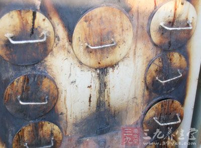 把作法1的玉米條及鹽、奶油包進錫箔紙中，放入預熱好的烤箱中以200℃烤約20分鐘即可