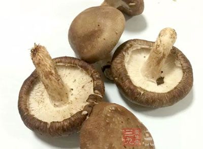 香菇,木耳,海帶等各種蔬菜洗淨切細絲 香菇,木耳,海帶等各種蔬菜洗淨切細絲