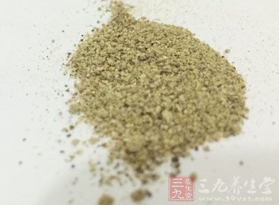 將胡椒粉、醋、植物油、蔥花放入湯碗內,沖入制好的雞絲湯即成 將胡椒粉、醋、植物油、蔥花放入湯碗內,沖入制好的雞絲湯即成