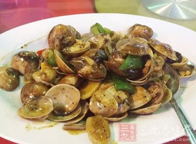 炒花甲之前，小編要提醒大家，一定要將花甲清理干淨