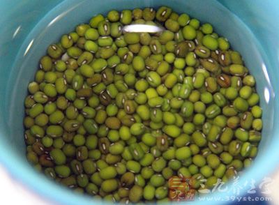 綠豆先用水浸泡10分鐘左右 綠豆先用水浸泡10分鐘左右